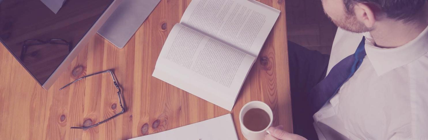 Workshopmiljö med deltagare som diskuterar strategier